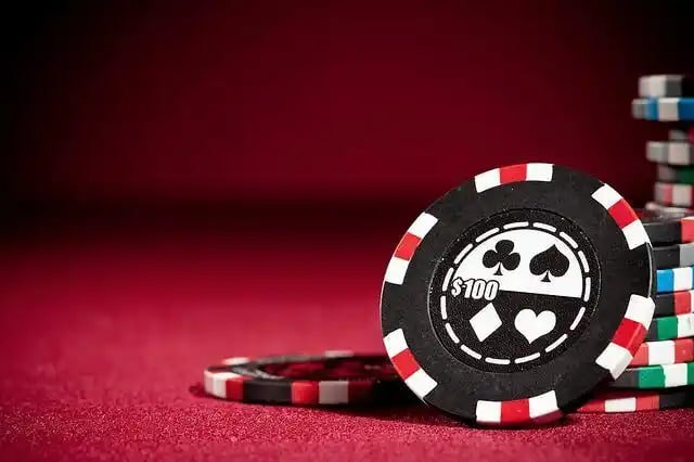 Dealer kasino langsung melayani pemain di meja permainan